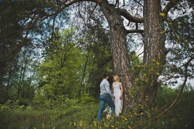 Genç çift karşı büyük çam 3176.