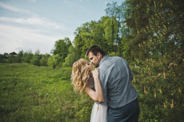 Yeni evli çift ormanda bir ağaç 3189 hakkında.