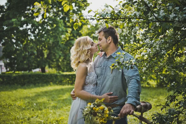 Loving couple with a bicycle 3119. — Stock Photo, Image