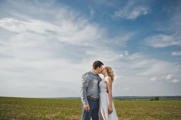Facet i dziewczyna całować przed niebo 3146. — Zdjęcie stockowe