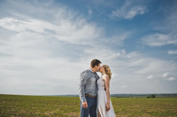 Het meisje en de jongen kussen tegen de hemel 3146. — Stockfoto