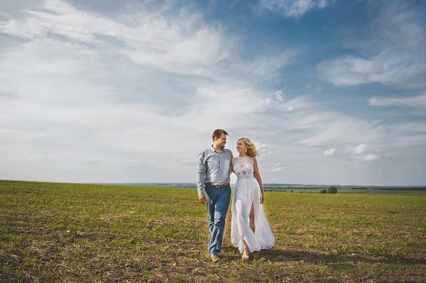 Campo ilimitado con el hombre y la mujer 3145 . — Foto de Stock