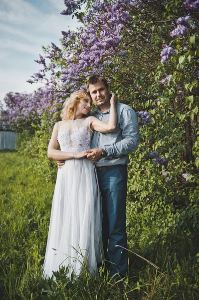 Ritratti di una giovane coppia in cespugli lilla 3155 . — Foto Stock
