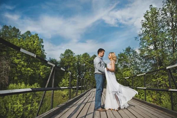 The girl walks with the guy on the bridge 3170. — Stock Photo, Image