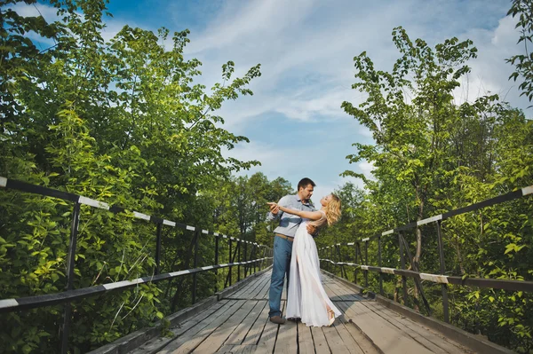 La chica camina con el chico en el puente 3173 . — Foto de Stock