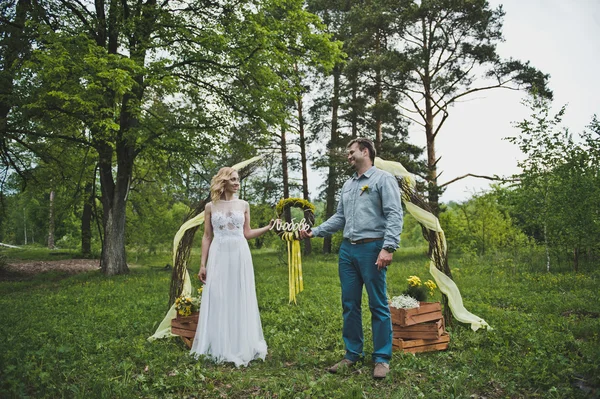 Casal recém-casado tem controle sobre uma coroa de flores 3258 . — Fotografia de Stock