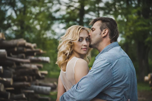 Spaziergang eines frisch verheirateten Paares über Baumstämme 3235. — Stockfoto