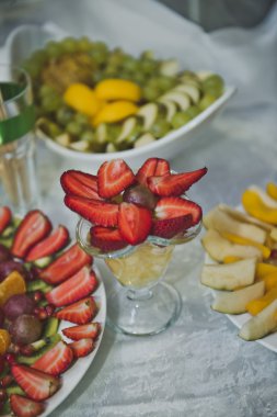 Bir tabloda 3299 Çilek parçaları.