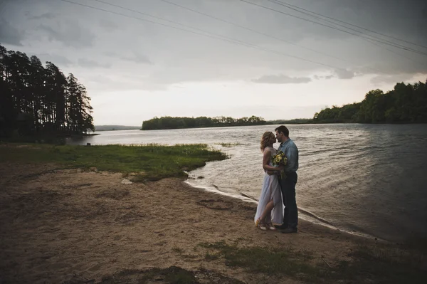 Casal recém-casado abraça contra lago 3273 . — Fotografia de Stock