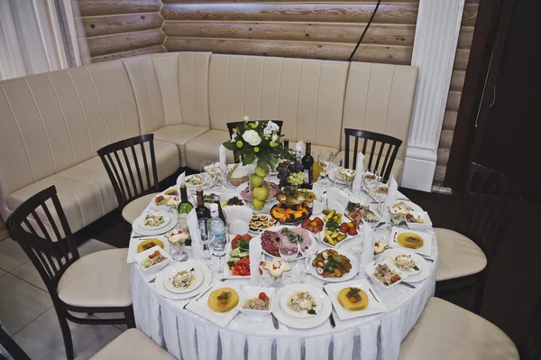 Runder Tisch für ein festliches Abendessen 3297. — Stockfoto
