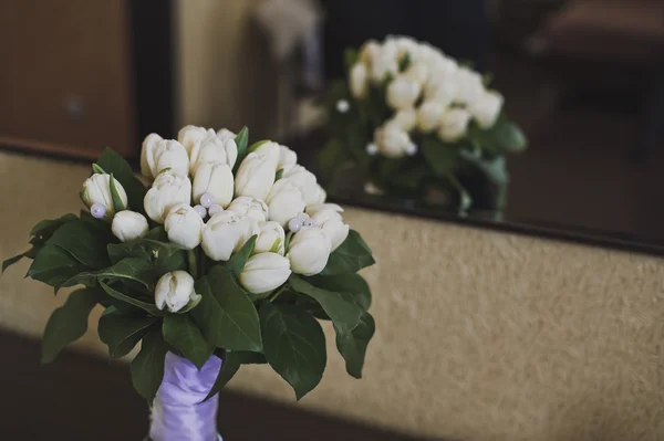 Bos van bloemen in een spiegel 3288. — Stockfoto