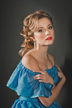 Mavi elbiseli güzel kız 3333 oturur.