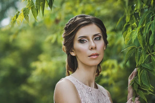 La chica cuesta alrededor de una rama de árbol 3376 . — Foto de Stock