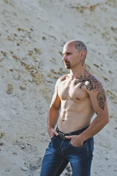 Brutální muž s tetováním 3381. — Stock fotografie