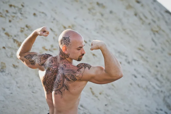 Жестокий человек с татуировкой 3383 . — стоковое фото