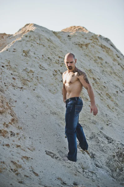 L'uomo in jeans tra montagne sabbiose 3391 . — Foto Stock