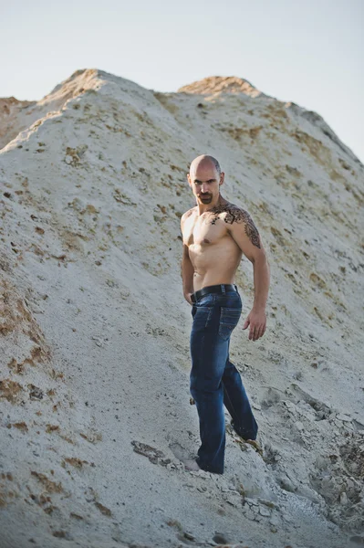 O homem de jeans entre montanhas arenosas 3392 . — Fotografia de Stock