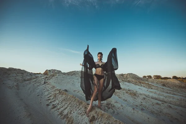 La ragazza in lino nero tra dune sabbiose 3429 . — Foto Stock