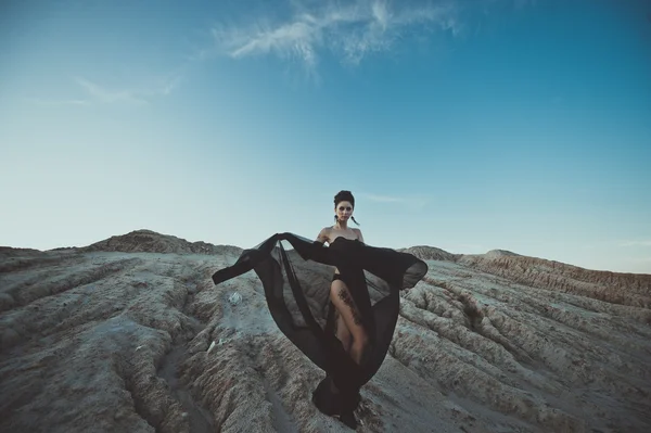 La ragazza tra pieghe di un tessuto nero a tramonto 3435 . — Foto Stock