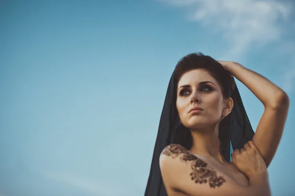 Девушка с татуировкой на фоне неба 3453 . — стоковое фото