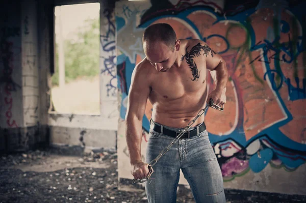 El hombre intenta ser liberado de las cadenas 3492 . — Foto de Stock