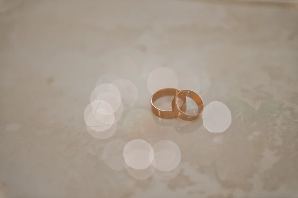 3510 테이블에 결혼 반지. — 스톡 사진