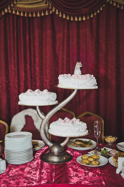 Свадебный торт из трех частей 3535 . — стоковое фото