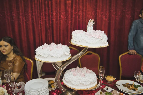 Свадебный торт из трех частей 3537 . — стоковое фото