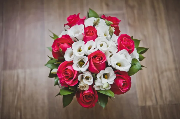 Boeket van rode en witte rozen 3540. — Stockfoto