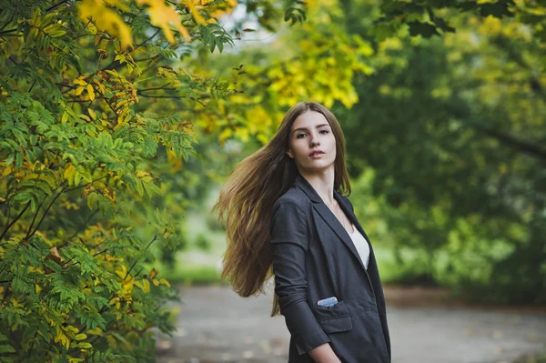 Ragazza tra le foglie d'acero in autunno 3671 . — Foto Stock