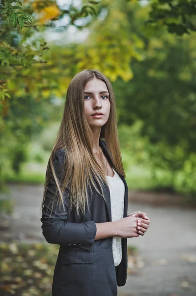 Ragazza d'affari in autunno a piedi 3673 . — Foto Stock