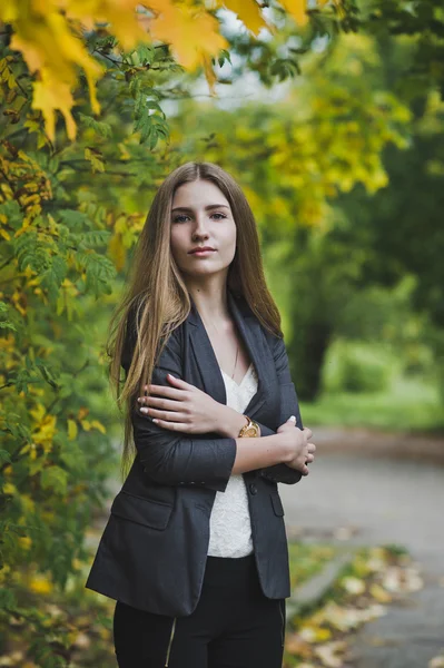 La ragazza con i capelli lunghi autunno tra la natura 3681 . — Foto Stock