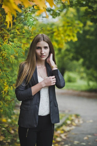 La ragazza con i capelli lunghi autunno tra la natura 3683 . — Foto Stock