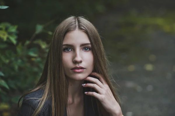 La ragazza in pantaloni e un costume su una passeggiata 3691 . — Foto Stock