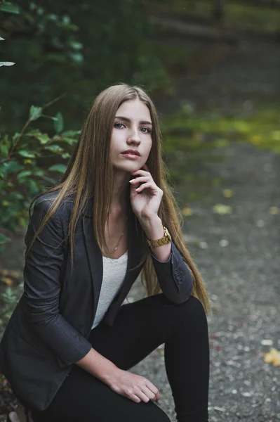 Ragazza seduta vicino al Bush 3690 . — Foto Stock