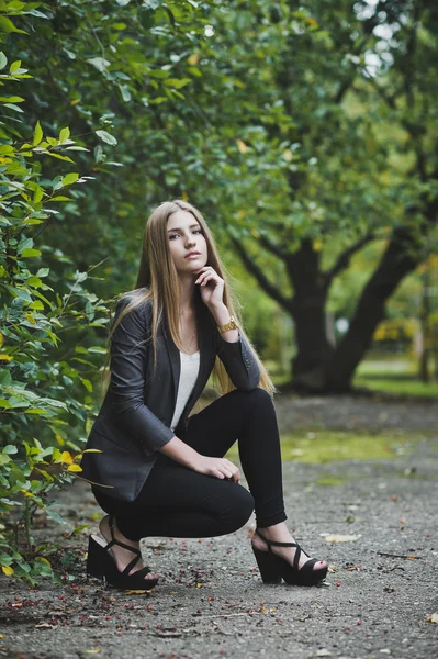 Meisje zit in de buurt van de Bush 3689. — Stockfoto