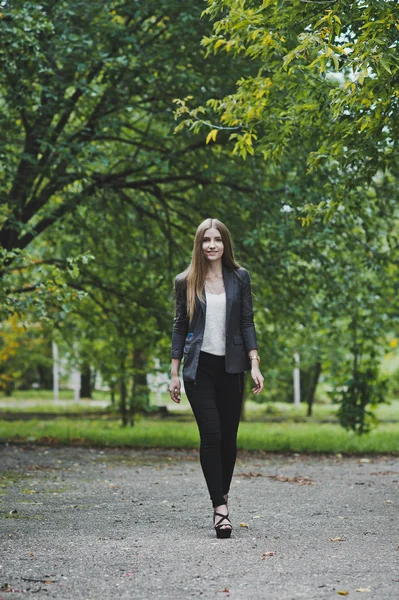 Ella va por un camino a través del bosque de otoño 3696 . —  Fotos de Stock