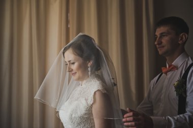 Damat gelin peçe ile alır ve onu 3759 kisses.