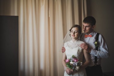 Adam karısını 3770 şefkatle kucaklayan.