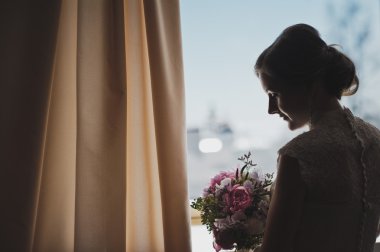 Penceredeki 3869 damat için bekleyen kız.