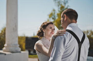 Yeni evliler, beyaz sütunları 3913.