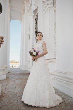 Gelin beyaz sütunlarla 3919.