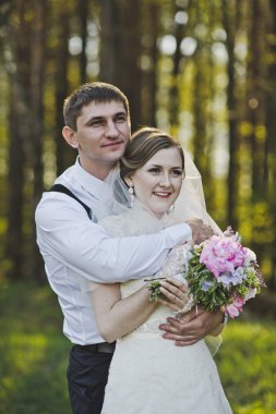 Sarılma orman 3963 arka plan üzerinde yeni evliler.