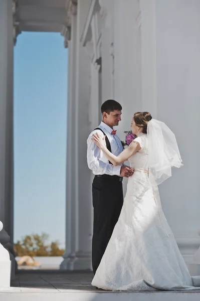 Newlyweds on the background of the white Church 3713. — Stock Photo, Image