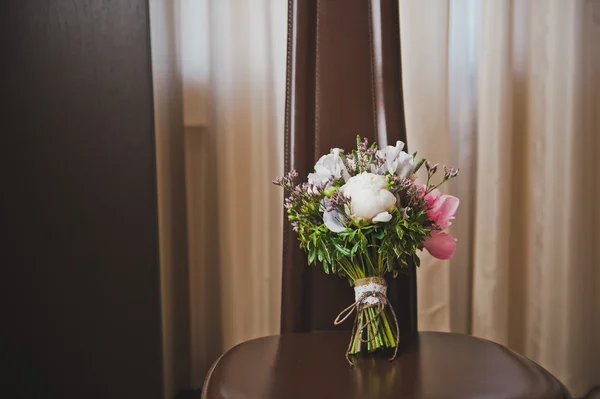 Un ramo de flores de boda en la silla 3736 . —  Fotos de Stock