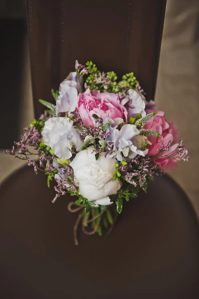 A bouquet of wedding flowers on the chair 3737. — Stock Photo, Image