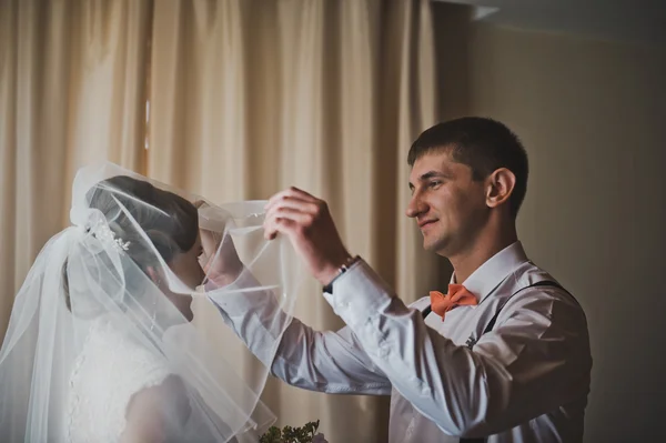 Le marié prend la mariée avec le voile et l'embrasse 3762 . — Photo