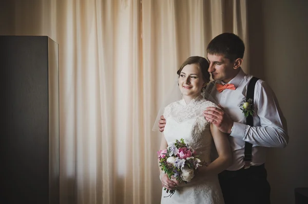 El hombre tiernamente abraza a su esposa 3771 . — Foto de Stock