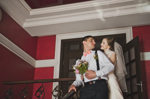 De vrouw omarmt haar echtgenoot 3784. — Stockfoto