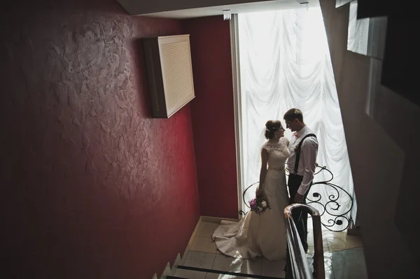 Retrato de los recién casados en el hotel 3787 . — Foto de Stock